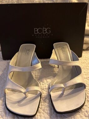 VINTAGE BCBGMaxAzria FIGARO White Leather Triple-Strap Slide Mules